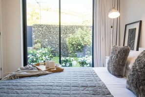 3 habitaciones, tabla de planchar con plancha y cuna de viaje 