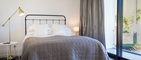 3 quartos, ferros/tábuas de passar roupa, berço de viagem