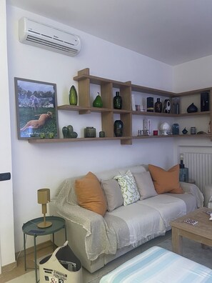 TV connectée, table de tennis de table, livres, imprimantes