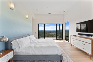 4 quartos, escrivaninha, Wi-Fi, roupa de cama