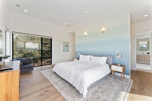 4 bedrooms, desk, WiFi, bed sheets