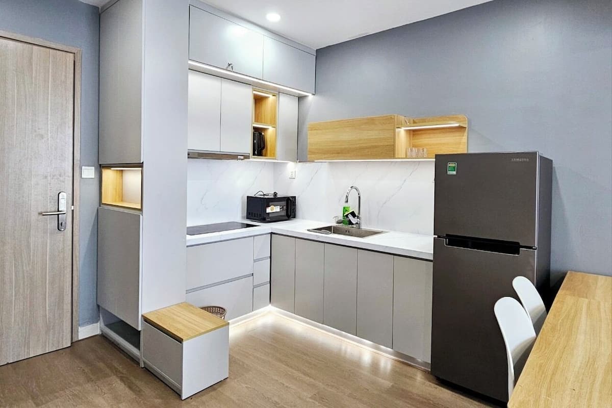 Business Apartment | Private kitchen | Fridge, stovetop, rice cooker, cookware/dishes/utensils