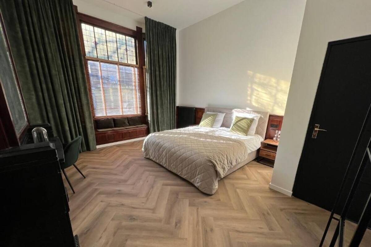 Une chambre à coucher avec un lit, un bureau et une armoire.