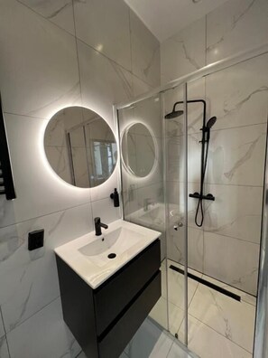 Deluxe tweepersoonskamer, uitzicht op de stad | Badkamer | Een haardroger, handdoeken, zeep, shampoo