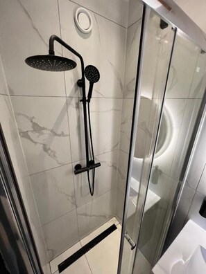 Habitación doble estándar | Baño | Secadora de cabello, toallas, jabón, shampoo 