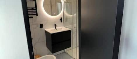 Deluxe Double Room, City View | Bathroom | Hair dryer, towels, soap, shampoo