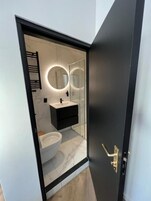 Habitación Deluxe doble, vistas a la ciudad | Baño | Secador de pelo, toallas, jabón y champú