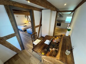 4 chambres, bureau, fer et planche à repasser, lit parapluie