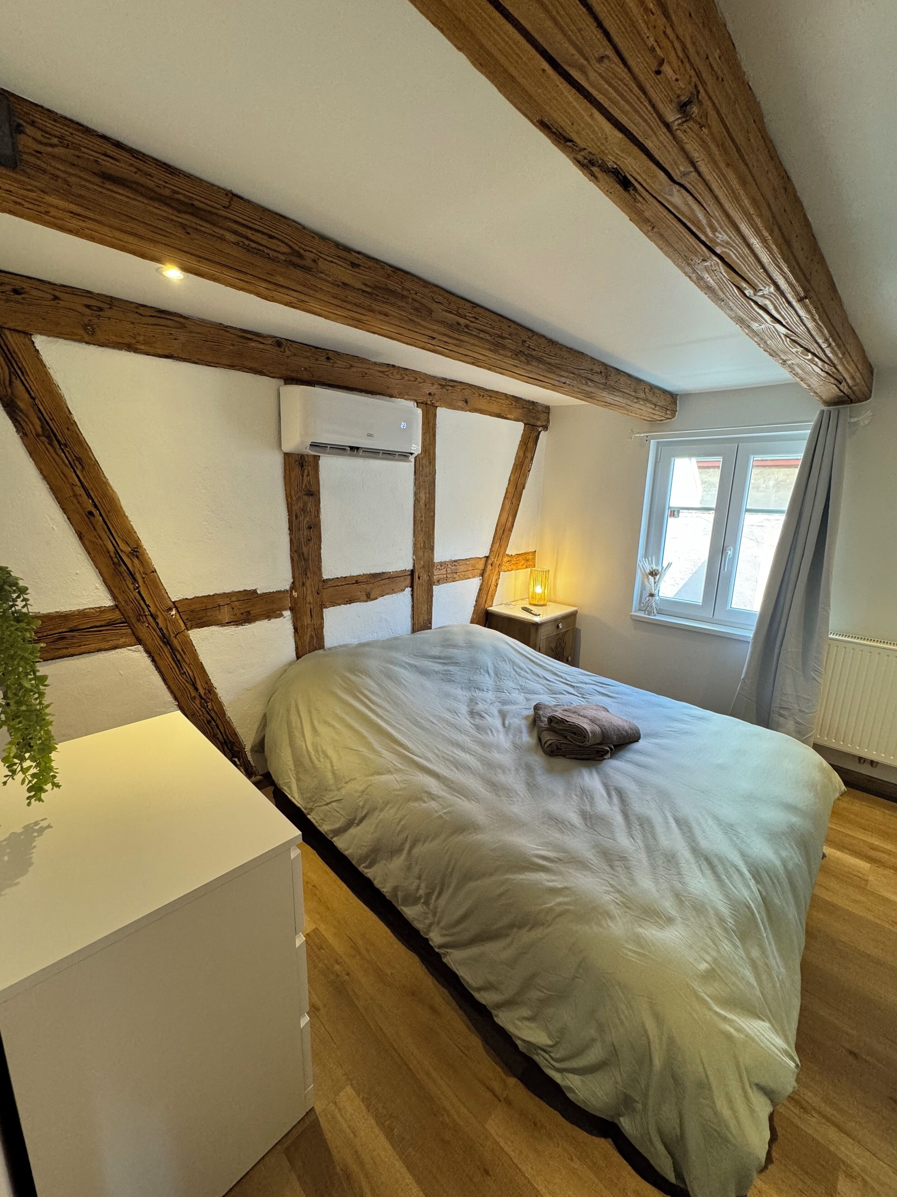 4 bedrooms, desk, soundproofing, iron/ironing board