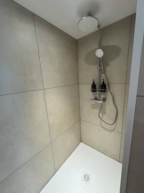 Dusche, kostenlose Toilettenartikel, Haartrockner, Handtücher