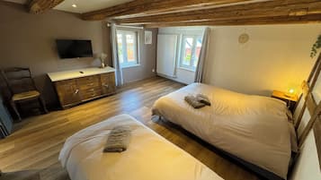 4 habitaciones, escritorio y tabla de planchar con plancha