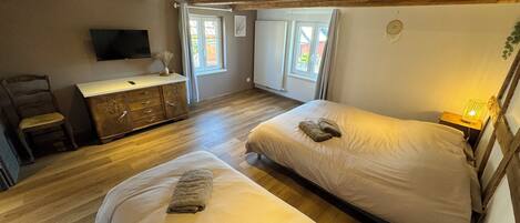 4 bedrooms, desk, iron/ironing board, travel crib