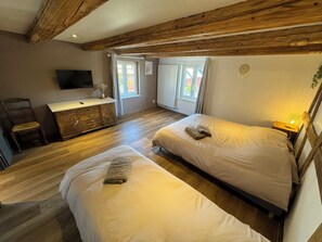 4 chambres, bureau, chambres insonorisées, fer et planche à repasser