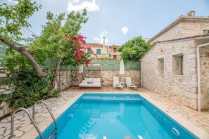 Pool - Cosy stone studio in village centre (Spartochori Meganisi)