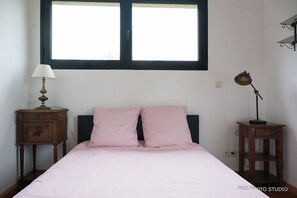 3 chambres, bureau, fer et planche à repasser, lit parapluie