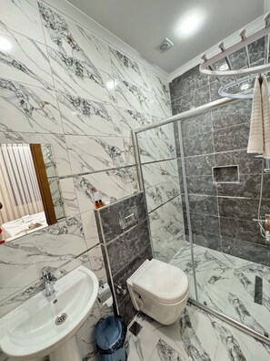 Shower, rainfall showerhead, free toiletries, hair dryer - Riverside Hotel (Istanbul)
