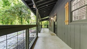 Terrace/patio - Cozy Creekside Chalet + Fishing + Serene + Firepit (Cleveland)