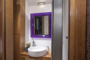 Een douche, een haardroger, handdoeken, zeep