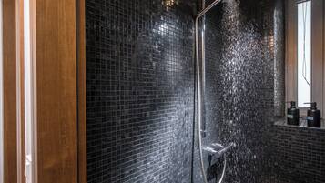Douche, sĂšche-cheveux, serviettes fournies, savon