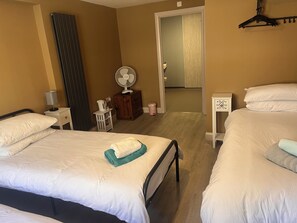 Chambre Triple Familiale, 3 lits une place, salle de bains attenante, vue ville | Salle de bain