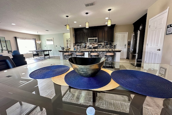 Full-size fridge, microwave, oven, stovetop