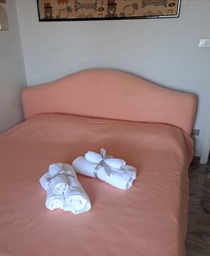 3 habitaciones, escritorio, tabla de planchar con plancha y wifi gratis 
