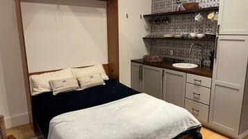 Iron/ironing board, free WiFi, bed sheets