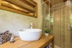 Douche, séchoir à cheveux, serviettes fournies, savon