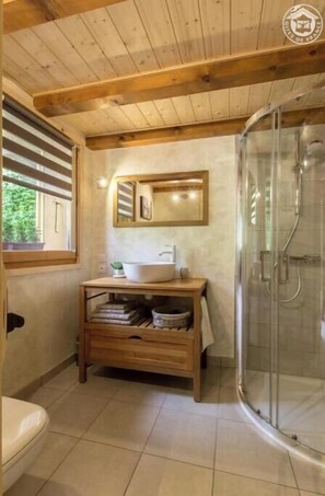Douche, séchoir à cheveux, serviettes fournies, savon