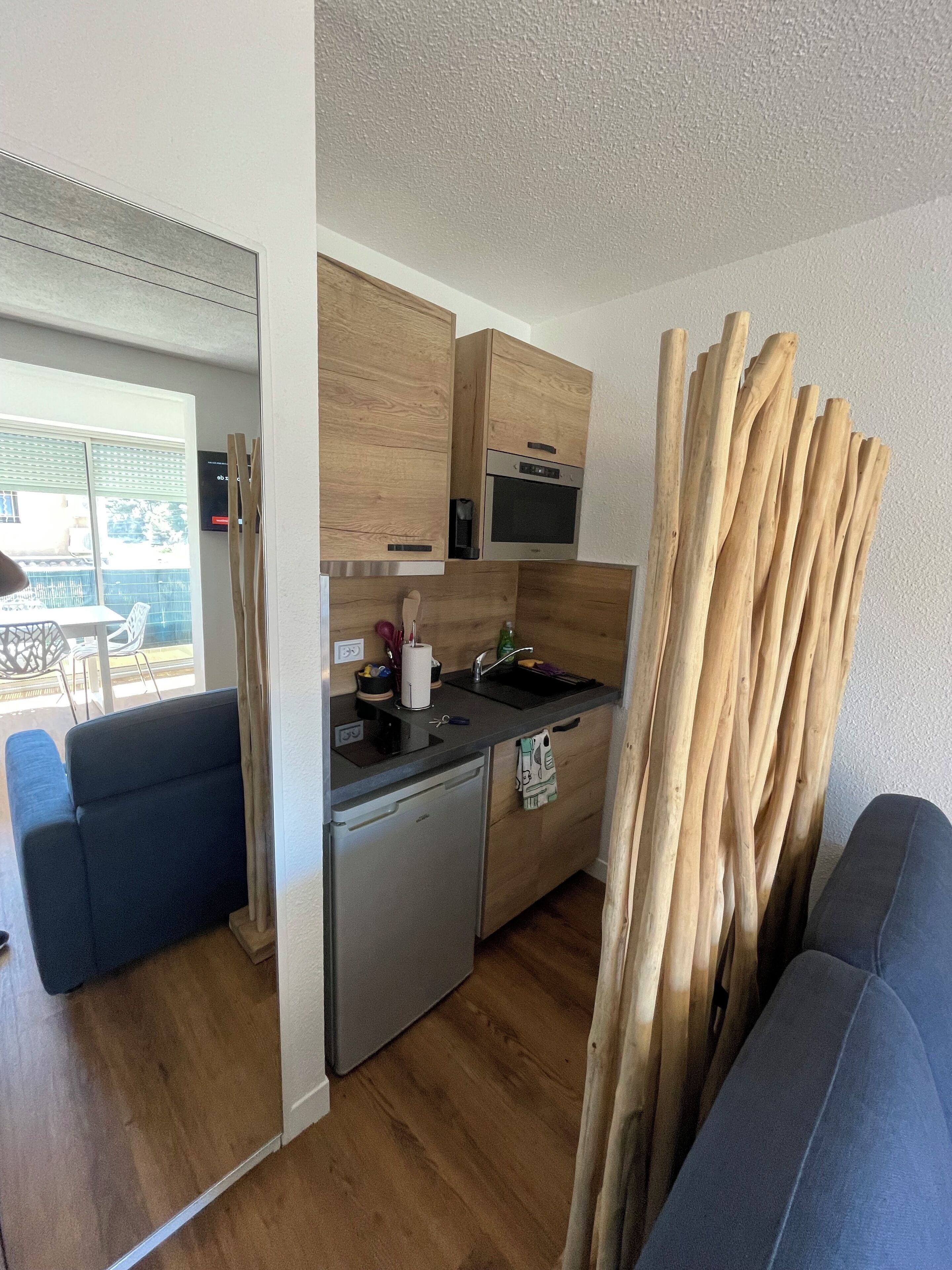 Frigorífico, microondas, horno y placa de cocina