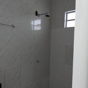 Dormitorio compartido económico, 2 camas individuales | Baño | Regadera, toallas, papel de baño