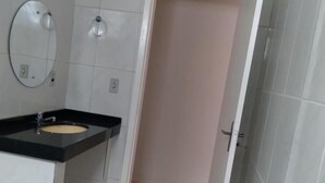 تجهيزات دش، مناشف، ورق حمّام