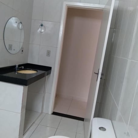 Shower, towels, toilet paper. EcoRupestre Hostel Receptivo