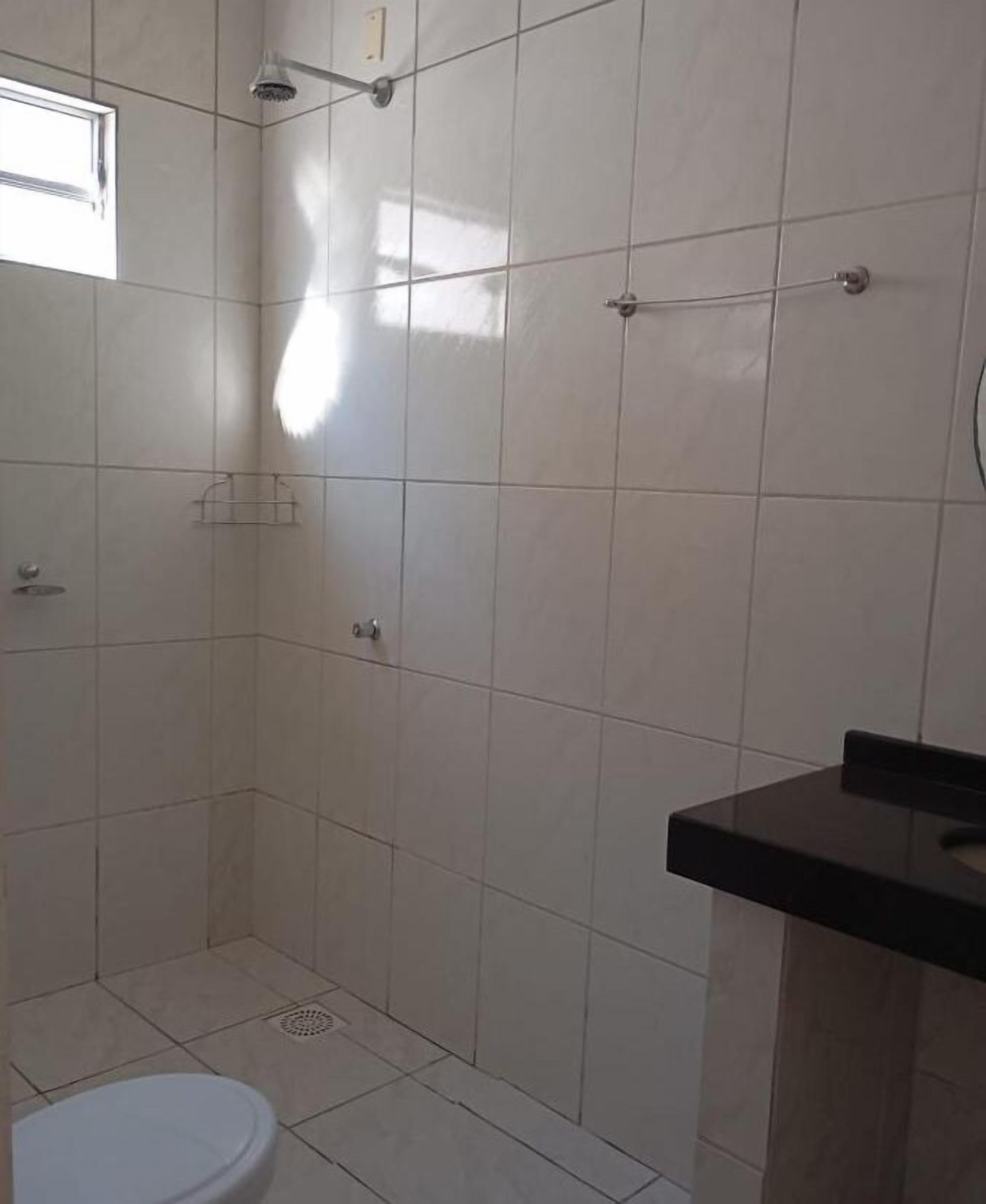 Ducha, toallas, papel higiénico