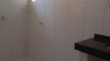 Ducha, toallas, papel higiénico