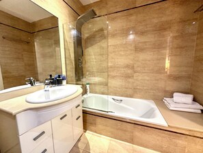 Haartrockner, Bidet, Handtücher, Seife