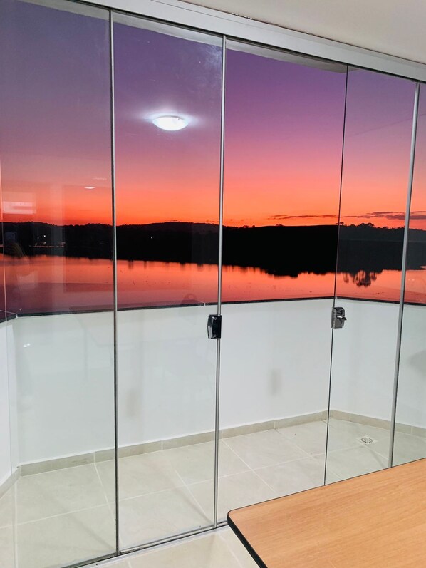 Deluxe Suite, Lanai, River View | Private kitchen | Mini-fridge, dining tables - Lagamar Hotel Varginha (Varginha)