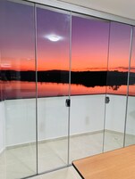 华丽套房, 外廊, 河景 | 私人厨房 | 迷你冰箱、餐桌