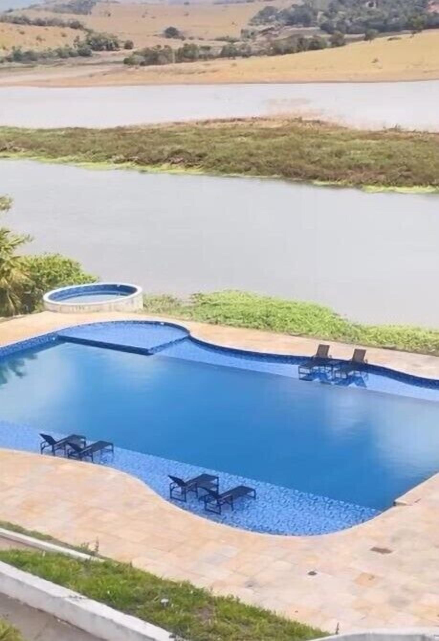 สระว่ายน้ำในร่ม, สระว่ายน้ำกลางแจ้ง