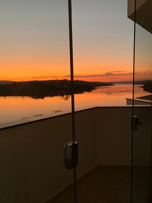 Suite Deluxe, lanai, vista al río | Cocina privada | Frigobar y comedor 