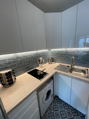 Een microgolfoven, een oven, een kookplaat