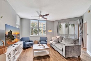 Living area - Superbe Condo (Lantana)