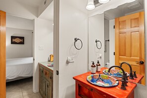 Sèche-cheveux, serviettes fournies, savon, papier toilette