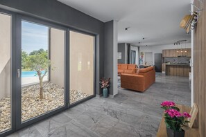 Villa, vue vignoble | Coin séjour | Télévision à écran plat