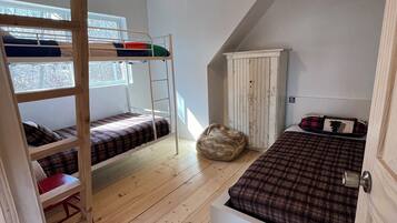 2 bedrooms, WiFi, bed sheets