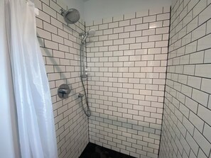 Een douche, handdoeken, zeep, shampoo