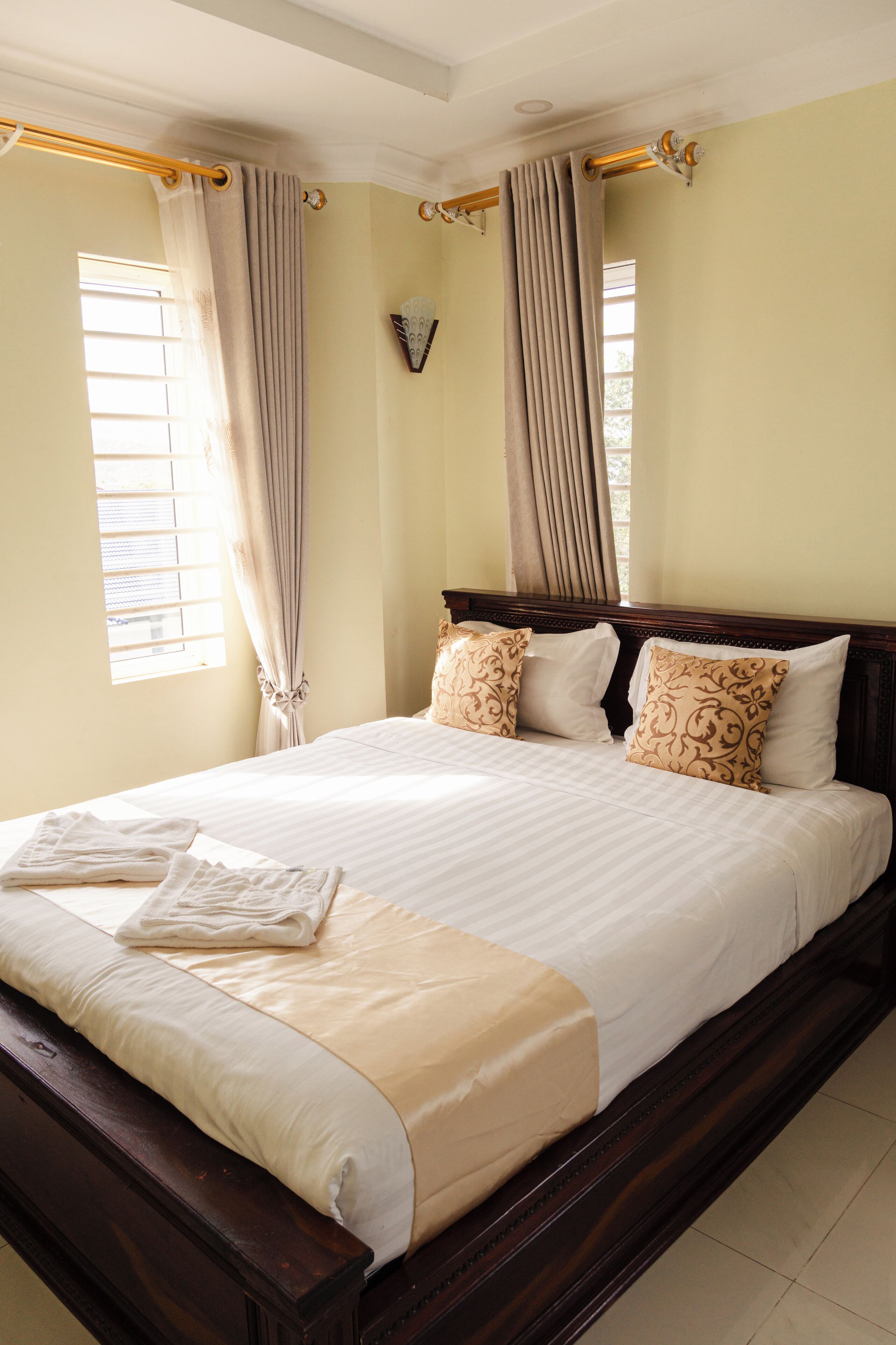 Standard Double Room | Pillowtop beds, desk, bed sheets