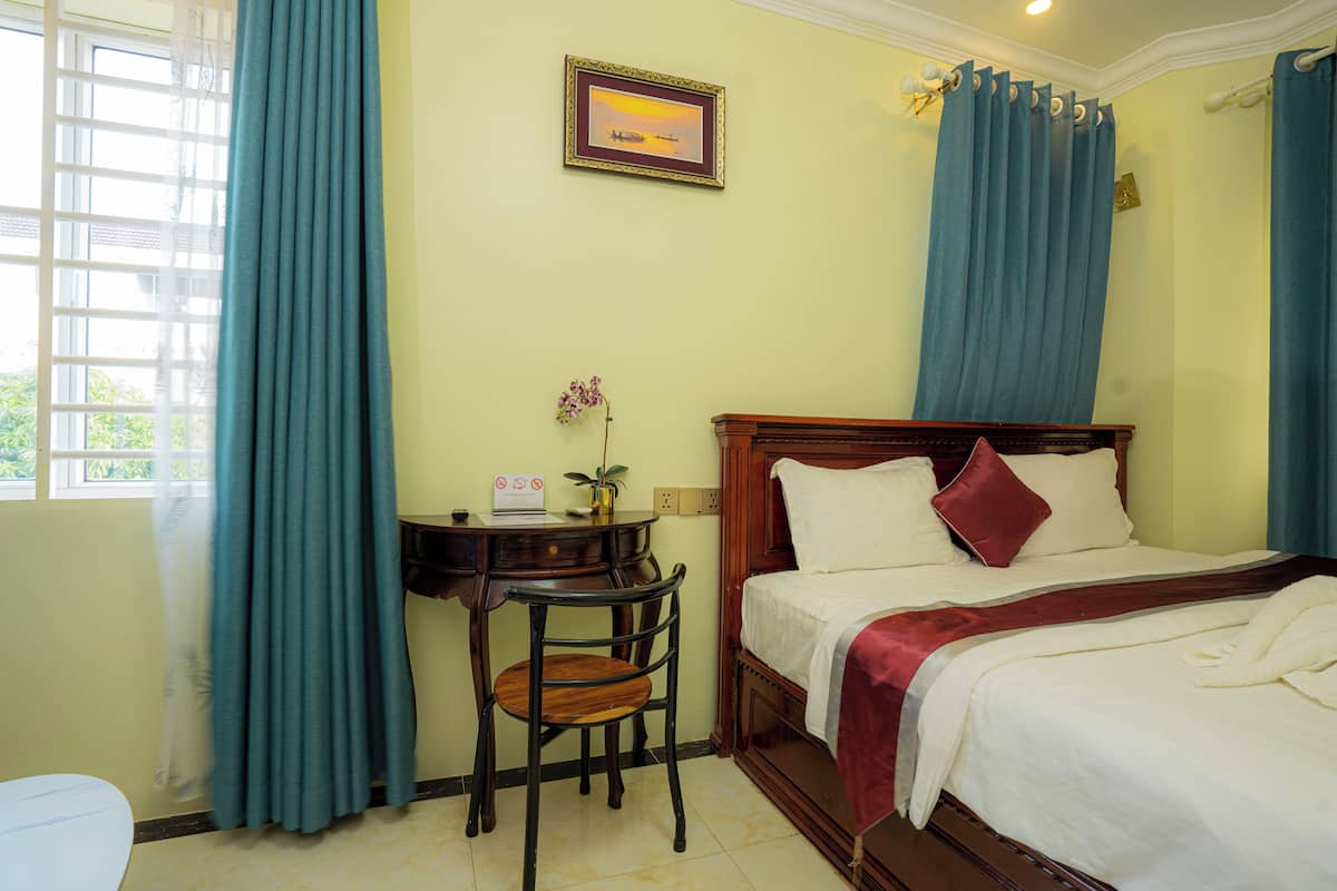 Standard-Doppelzimmer, Blick auf den Innenhof | 1 Schlafzimmer, Pillowtop-Betten, Schreibtisch