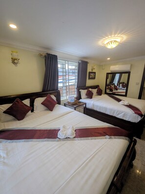 ห้องแฟมิลี่สำหรับสี่ท่าน | เตียงพร้อมฟูกเสริมที่นอน, โต๊ะทำงาน, ผ้าปูที่นอน