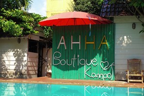 Piscine extérieure, parasols de plage, chaises longues